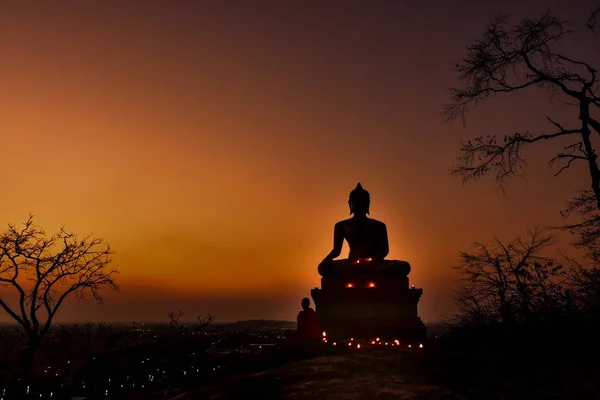 Большая статуя Будды была построена на высоком холме, сделанном из золотого неба. — стоковое фото