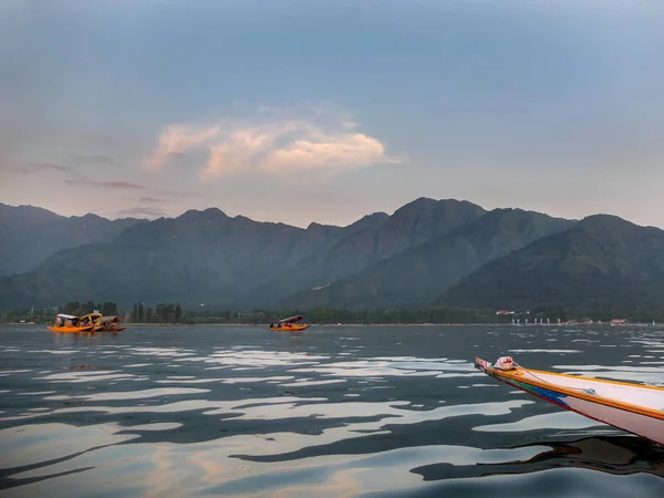 Crucero por el lago Hermoso paisaje de montaña — Foto de Stock