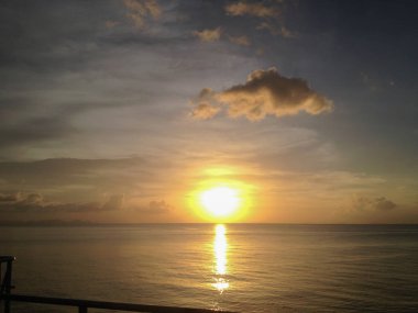 Denizin üzerinde güzel bir gün batımı