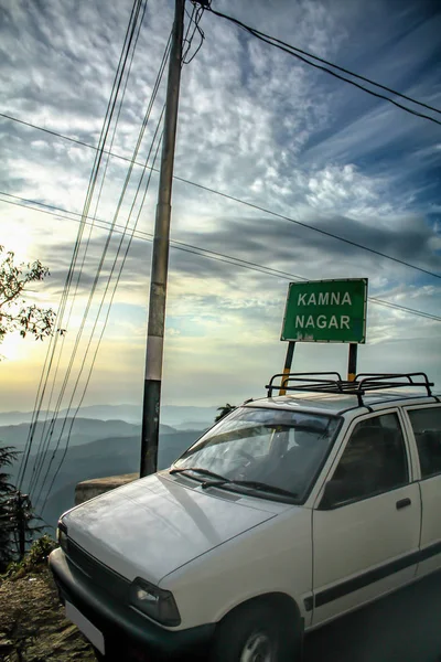 Bir dağ yolu özgürlük araba seyahat kavramı üzerinde bir port Bagaj ile seyahat için araba — Stok fotoğraf