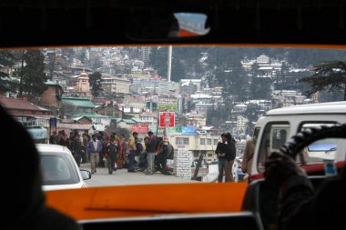 Arabamın penceresinden sabah yola görüntüleyin. Bir sürü insan vardır