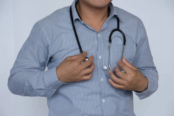 Gros plan Médecin et stéthoscope / Médecin professionnel asiatique sur fond gris — Photo