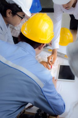 Yapım işi, kağıt planları inşaat sahasında seyir mühendisi takım planlama mühendislik takım buluşacak