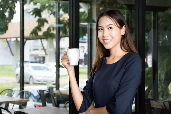 美丽的年轻商业工作者女人喝热咖啡 — 图库照片
