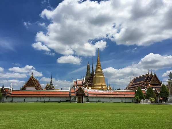 Templo del Buda Esmeralda o Wat Phra Kaew en Bangkok, Tailandia — Foto de Stock