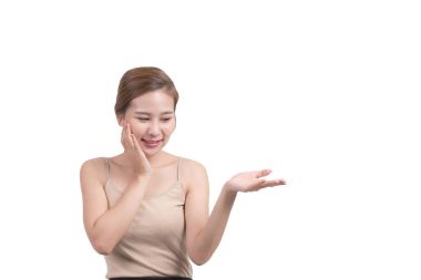 Bir şey onun elinde tutan ve büyük bir sevinçle ürün bakarak güzel Asyalı kadın