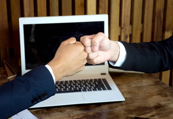 Закрытие Fist Bump Friends Deal Partner Touch Pair Hands / Business Partners Trust in Team , — стоковое фото