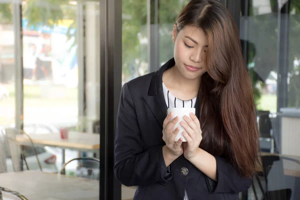 亚洲美女捧茶杯享受休息时间 — 图库照片