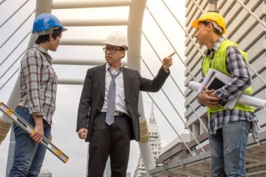 Müdür inşaat Asya personel ve mimar ile tartışıyor