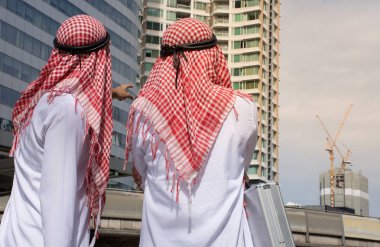 İki Arap işadamı inşaat inşaat sahasında kontrol