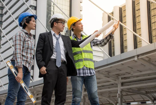 Ingegnere asiatico e team di architetti controllano la costruzione — Foto Stock