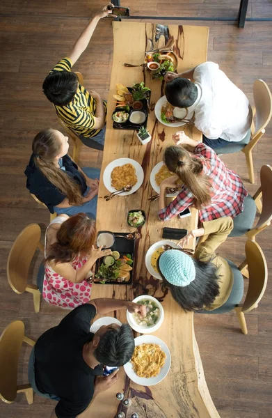 Goditi la cena con gli amici e fai una foto con il cellulare prima di pranzare al ristorante . — Foto Stock