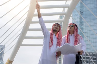 İki Arap kontrol inşaat inşaat sahasında