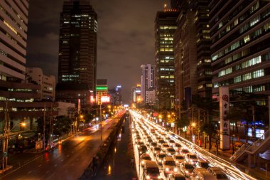 Bangkok, Tayland-21 Kasım: trafik ile yolda araba hafif uzun pozlama jam geceleri, Sathorn Road, Kasım 21,2017 içinde Bangkok Tayland.