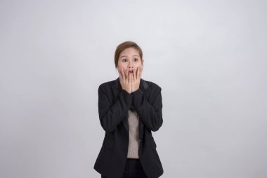 Genç Asyalı işkadını beyaz arka plan üzerinde şaşırttı hissediyorum