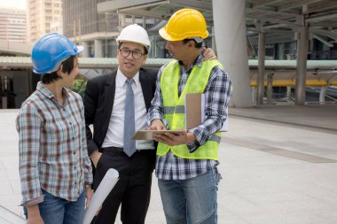 Komik neşeli takım mühendisleri başarılı takım çalışması, şehir arka plan hissediyorum mutlu kutlama gülümseyen