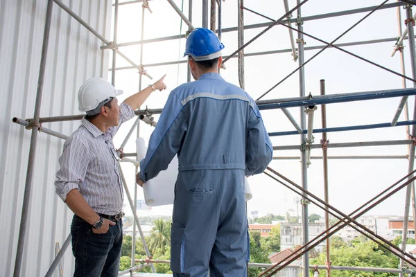 Team Ingegneri Asiatici Professionisti Che Indossano Casco Sicurezza Parlando Progetto — Foto Stock