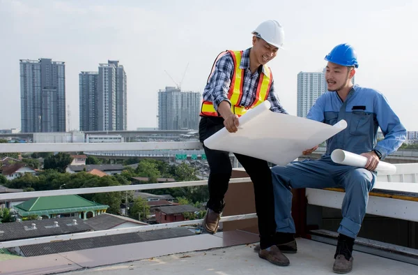 Engenheiros Capataz Vestindo Capacete Segurança Seguram Planta Falando Sobre Projeto — Fotografia de Stock