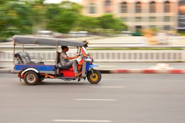 Bangkok, Tayland - Ocak 21:A üç tekerlekli Tuk Tuk taksi ya da ünlü geleneksel taxi.on 21 Ocak 2017 olan Bangkok, Tayland Tayland sermaye bir sokakta üç tekerlekli bisiklet.