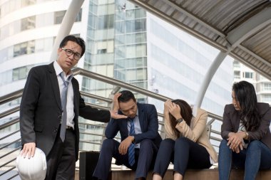 Çalışan ciddi başını ona süre tutmama patron iş hakkında şikayet ediyor duygu gözetmen tarafından azarladı.