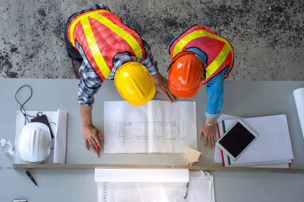 Ovanifrån Gruppen Ingenjörsteam Sammanträder Planera Byggnationen Ser Papper Planer Byggarbetsplats — Stockfoto