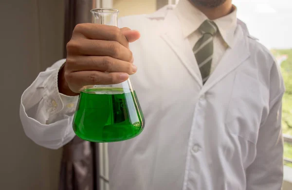 Хімік Тримає Скляну Конічну Колбу Зеленим Рідким Хімічним Розчином Лабораторії — стокове фото
