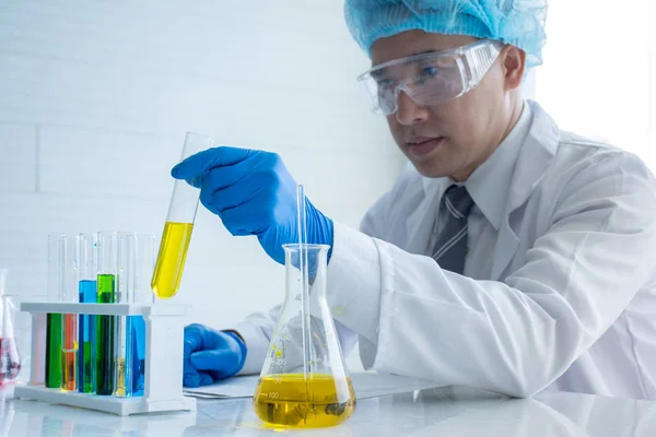 Азіатський Вченого Хімік Проведення Жовтий Трубки Рідкого Хімічних Рішення Лабораторії — стокове фото