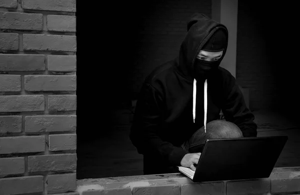 Imagem Preto Branco Ladrão Homens Hacker Roubando Dados Laptop Conceito — Fotografia de Stock