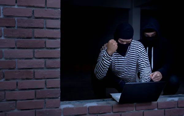 Két Rabló Hacker Lopás Adat Ból Egy Laptop Hálózati Biztonsági — Stock Fotó