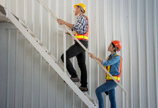 Imagem Equipe Engenharia Asiática Profissional Usando Capacete Segurança Subir Escadas — Fotografia de Stock