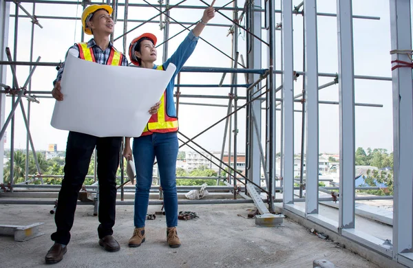 Immagine Team Ingegneri Asiatici Professionisti Con Casco Sicurezza Che Parla — Foto Stock