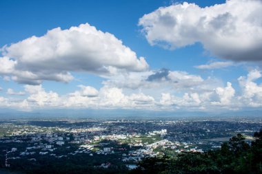 Yüksek görünümünden görüntü şehrin aşağı bakmak dağda aynı mavi gökyüzü ve bulutlar beyaz arka plan ile