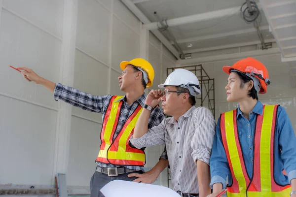 Gruppo Team Ingegneri Professionisti Che Indossano Casco Sicurezza Riunisce Punta — Foto Stock