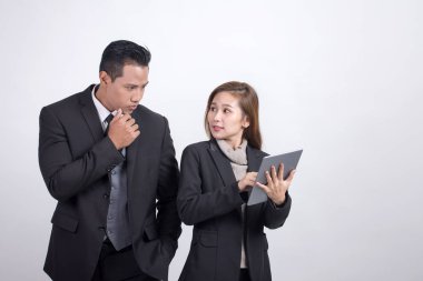 Tartışmak ve beyaz arka plan üzerinde dijital tablet ile birlikte çalışma Asyalılar executive iş adamı ve Danışmanı iş kadını resmi