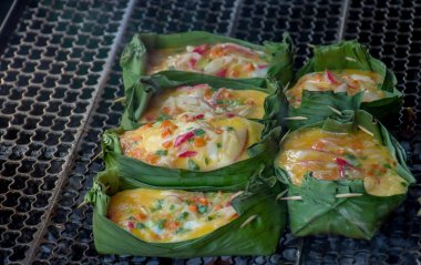 Balık köftesi buğulama, ızgara yerli gıda Tayland muz balık köri yaprakları