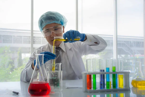 Επαγγελματική Ασίας Επιστήμονας Φαρμακοποιός Κρατώντας Κίτρινο Σωλήνες Μια Υγρή Χημική — Φωτογραφία Αρχείου