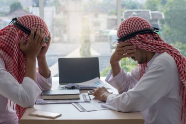 İki Arap işadamı tutun el vurguladı elinde başarısız onların çalışma ve iş ofis işyeri dizüstü bilgisayar ile hata yapmak  