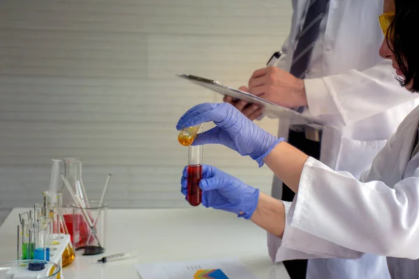 Κοντινό Πλάνο Επιστήμονας Φαρμακοποιός Κρατώντας Σωλήνα Ένα Κόκκινο Υγρό Χημική — Φωτογραφία Αρχείου