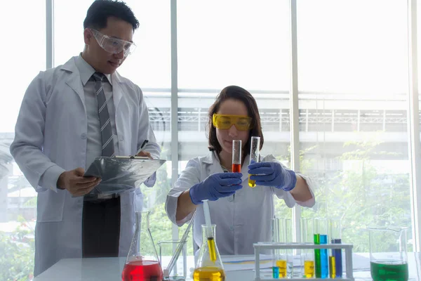 Κοντινό Πλάνο Επιστήμονας Φαρμακοποιός Κρατώντας Σωλήνα Ένα Κόκκινο Υγρό Χημική — Φωτογραφία Αρχείου