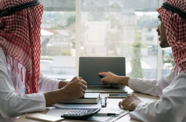 İki Arap işadamı çalışma ve takım raporları işyeri ofis dizüstü bilgisayar ile başarı ile toplantıda resmi