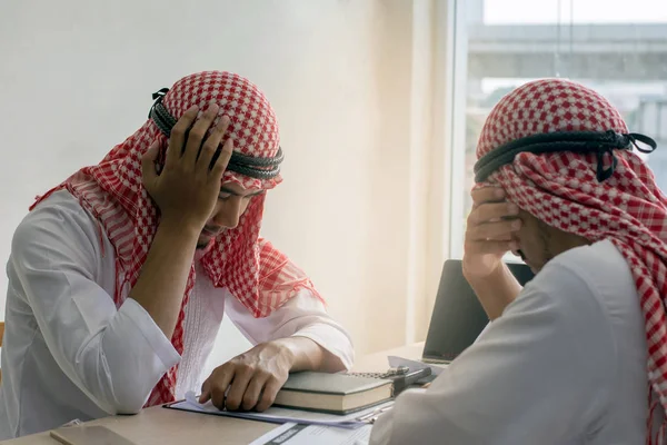 Bild Två Arabian Affärsmannen Hålla Hand Händerna Betonade Misslyckas Att — Stockfoto