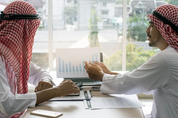 Obraz Dwa Arabian Biznesmena Pracę Spotkanie Zespole Raportów Sukcesu Pracy — Zdjęcie stockowe