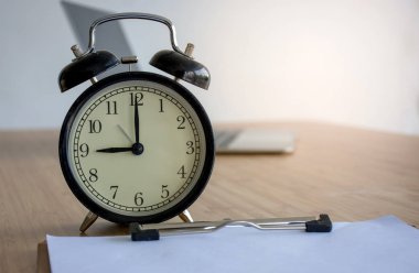 Vintage çalar saat ahşap tablo bulanık arka plan resmini 