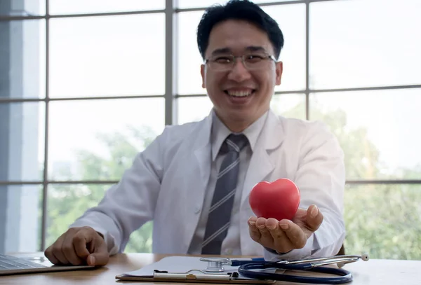 Zblízka Usmívající Asijské Doktor Držící Červené Srdce Koncepce Zdraví — Stock fotografie
