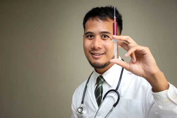 Asijský Lékař Držet Injekční Stříkačku Nemocnici Šedém Pozadí — Stock fotografie