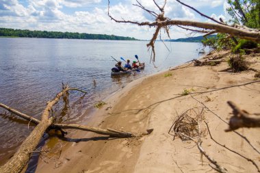 Nehirde kano gezisi. 