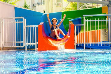 Kız su slayt üzerinde rulo