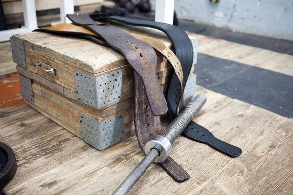 Stary sprzęt do trójboju siłowym, w drewnianych — Zdjęcie stockowe