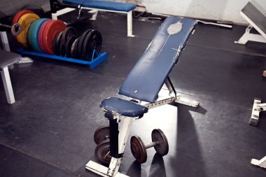 Eski spor salonundaki bankta. Egzersizler için. Spor malzemeleri, makine.