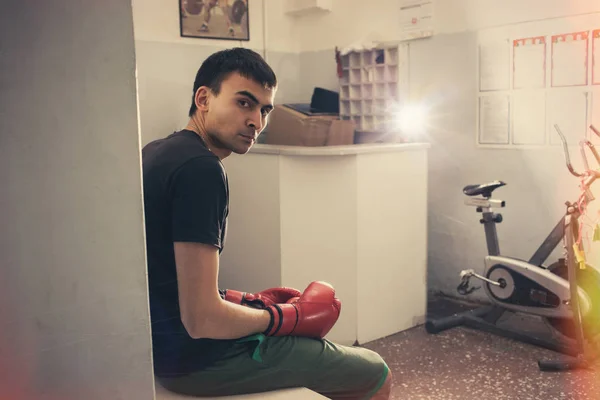 Boksör adam oturuyor